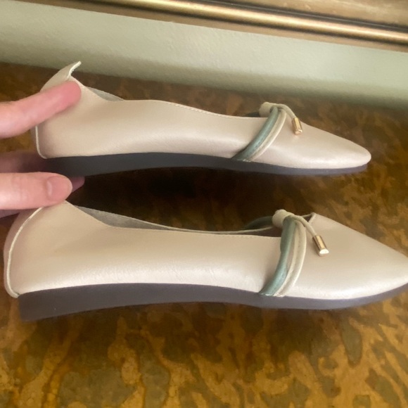 JUUSNN Cosy Lab beige flats in like new condition - Picture 6 of 7